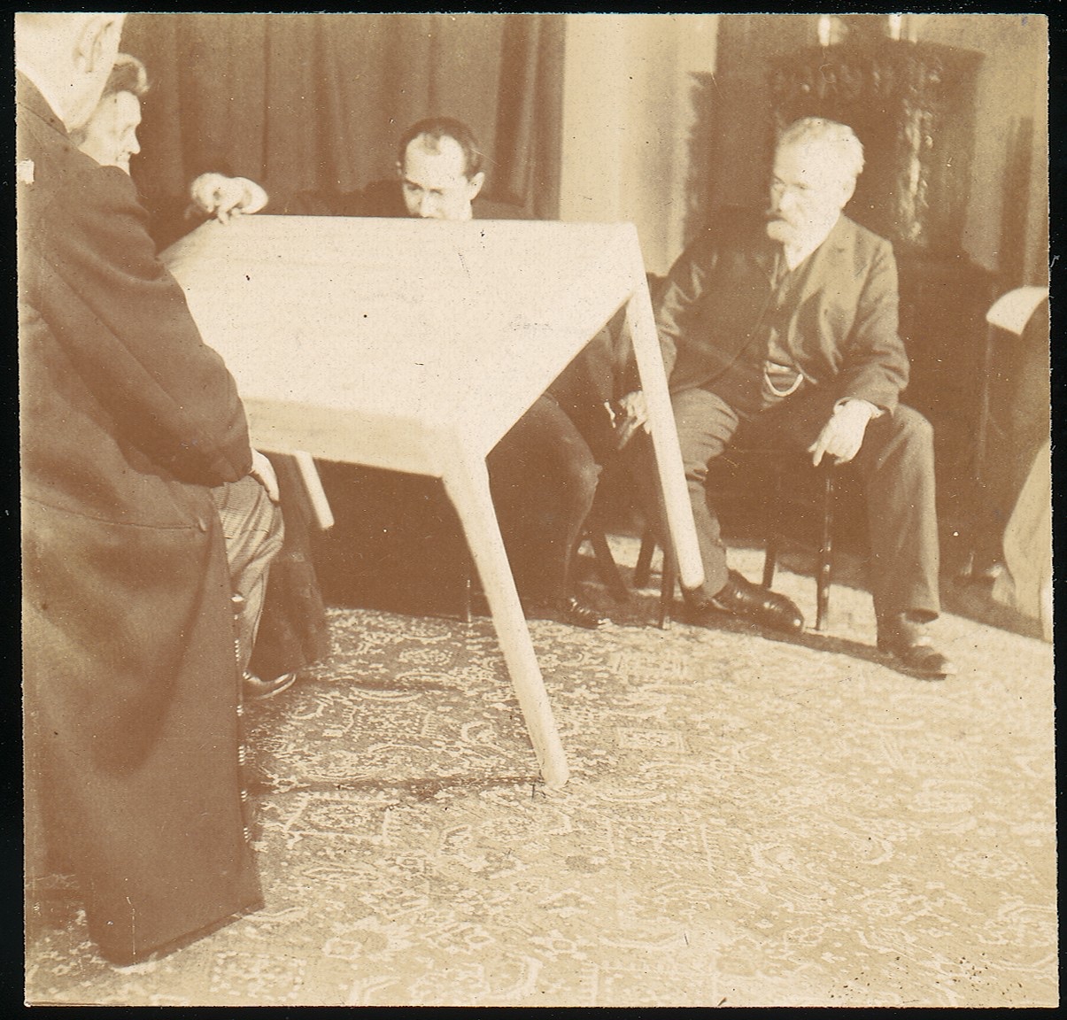 A séance with Eusapia Palladino